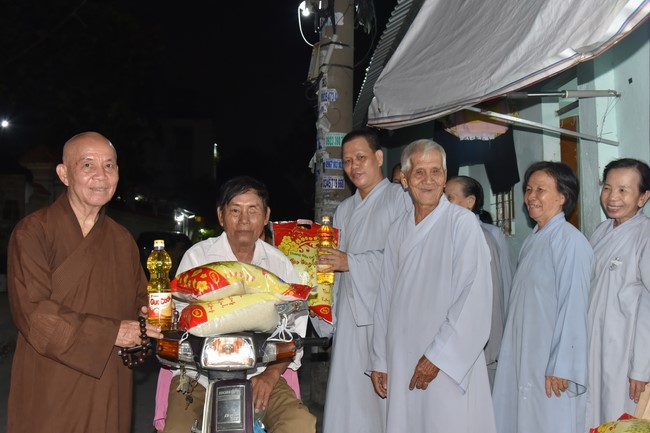 Giving gifts to Go Sao disabled Group - Thanh Xuan ward, District 12