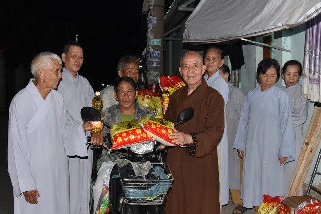 Giving gifts to Go Sao disabled Group - Thanh Xuan ward, District 12