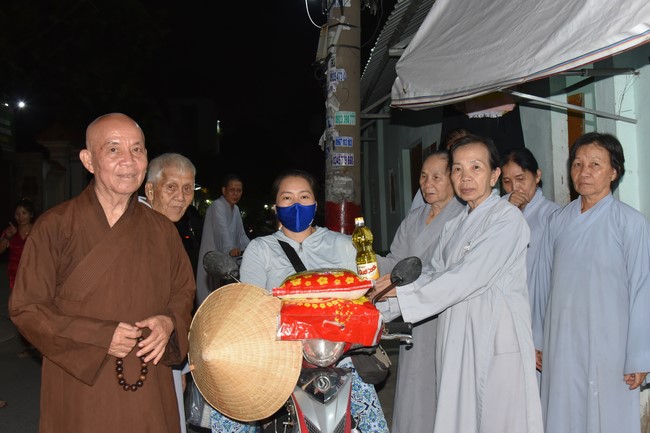 Giving gifts to Go Sao disabled Group - Thanh Xuan ward, District 12