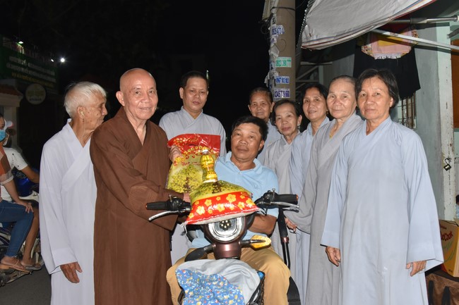 Giving gifts to Go Sao disabled Group - Thanh Xuan ward, District 12