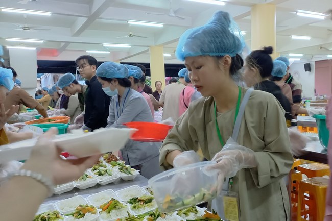 Giving box-lunch portions on occasion the Summer Retreat 2023