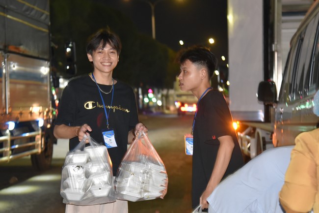 Giving box-lunch portions on occasion the Summer Retreat 2023