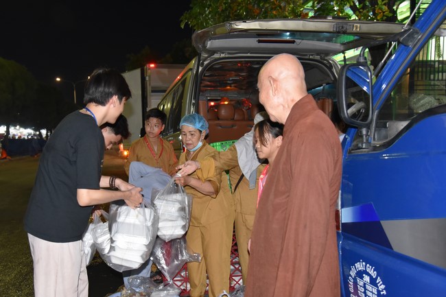 Giving box-lunch portions on occasion the Summer Retreat 2023
