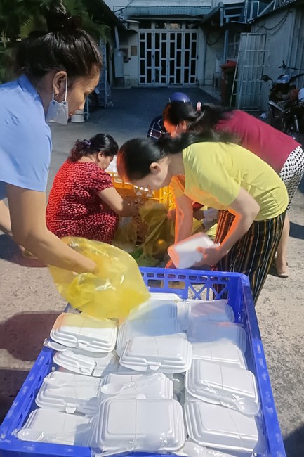 Giving box-lunch portions on occasion the Summer Retreat 2023