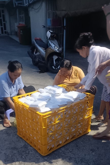 Giving box-lunch portions on occasion the Summer Retreat 2023