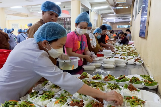 Giving box-lunch portions on occasion the Summer Retreat 2023