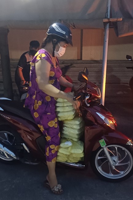 Giving box-lunch portions on occasion the Summer Retreat 2023