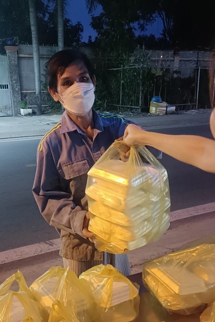 Giving box-lunch portions on occasion the Summer Retreat 2023