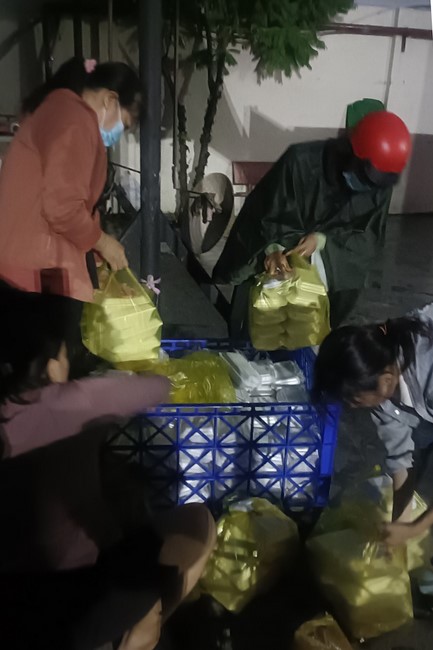 Giving box-lunch portions on occasion the Summer Retreat 2023