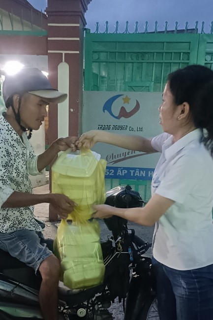 Giving box-lunch portions on occasion the Summer Retreat 2023