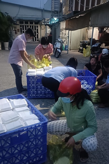 Giving box-lunch portions on occasion the Summer Retreat 2023