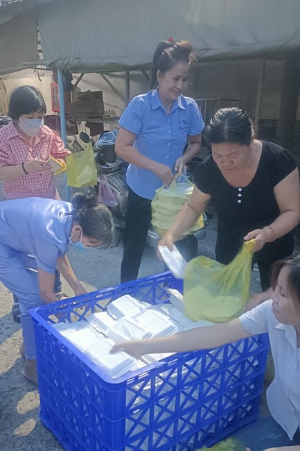 Giving box-lunch portions on occasion the Summer Retreat 2023