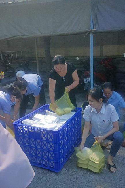 Giving box-lunch portions on occasion the Summer Retreat 2023