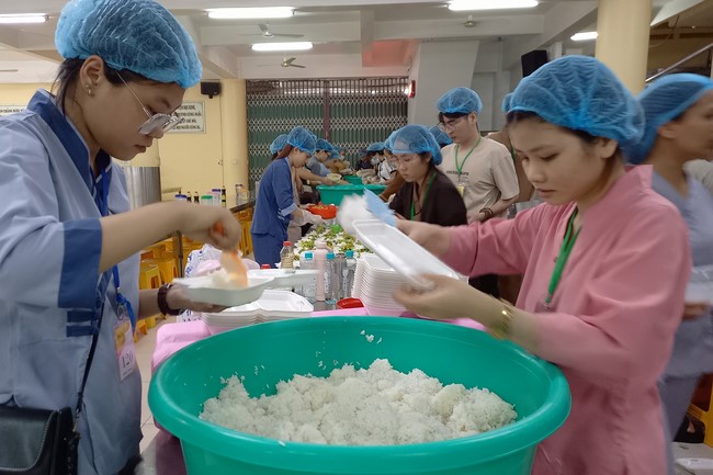 Giving box-lunch portions on occasion the Summer Retreat 2023