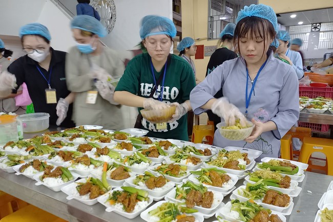 Giving box-lunch portions on occasion the Summer Retreat 2023