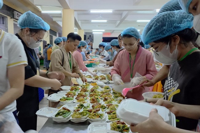 Giving box-lunch portions on occasion the Summer Retreat 2023