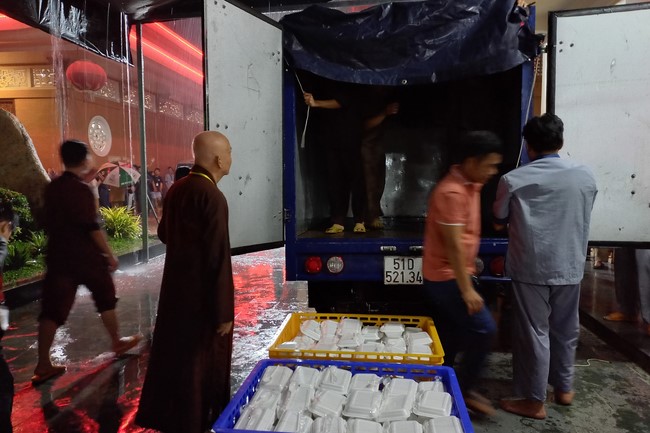 Giving box-lunch portions on occasion the Summer Retreat 2023