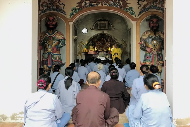 Offering to the rain-retreat schools of Dong Cao Pagoda, Thanh Hoa