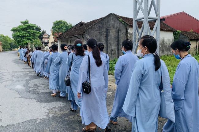 Offering to the rain-retreat schools of Dong Cao Pagoda, Thanh Hoa