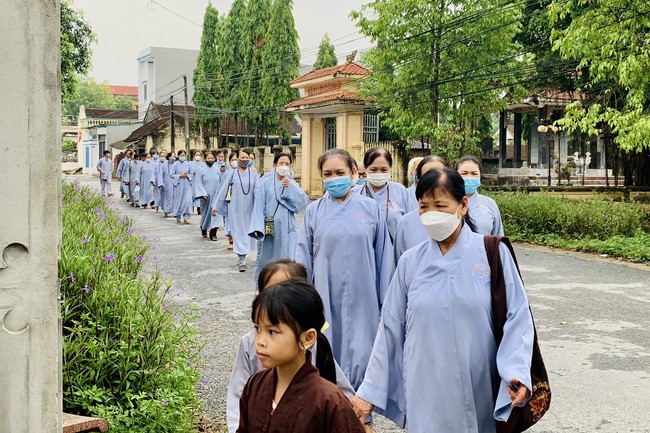Offering to the rain-retreat schools of Dong Cao Pagoda, Thanh Hoa