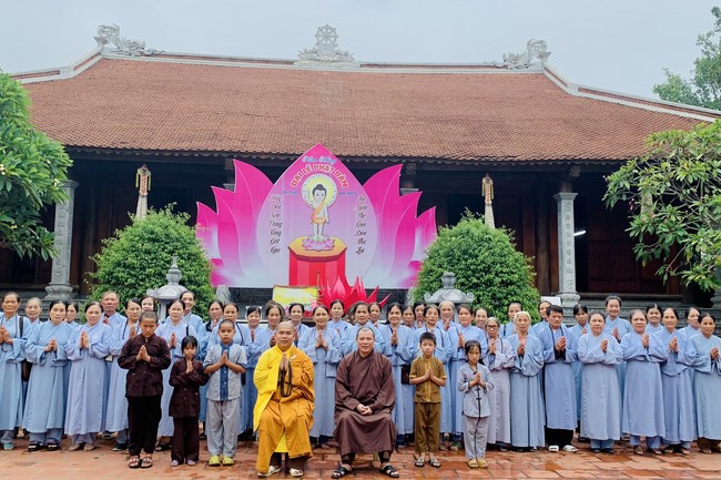 Offering to the rain-retreat schools of Dong Cao Pagoda, Thanh Hoa