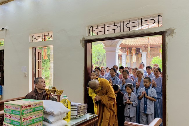Offering to the rain-retreat schools of Dong Cao Pagoda, Thanh Hoa