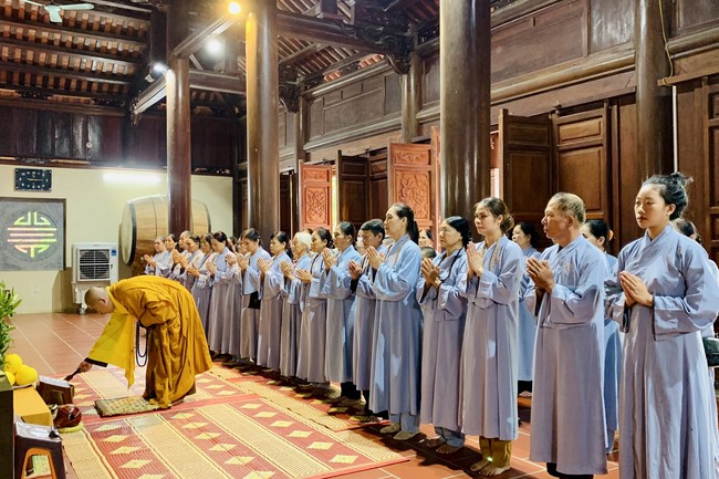 Offering to the rain-retreat schools of Dong Cao Pagoda, Thanh Hoa