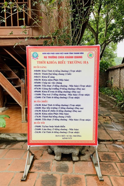 Offering to the rain-retreat schools of Dong Cao Pagoda, Thanh Hoa