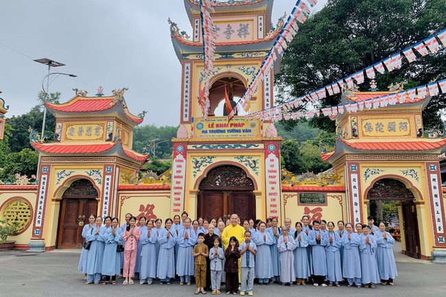 Offering to the rain-retreat schools of Dong Cao Pagoda, Thanh Hoa