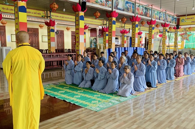 Offering to the rain-retreat schools of Dong Cao Pagoda, Thanh Hoa