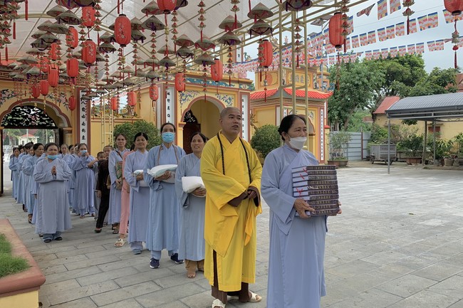 Offering to the rain-retreat schools of Dong Cao Pagoda, Thanh Hoa