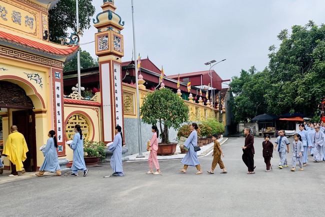 Offering to the rain-retreat schools of Dong Cao Pagoda, Thanh Hoa