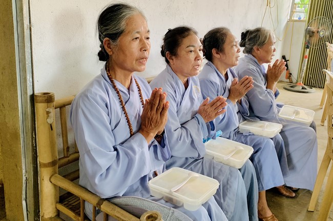 Offering to the rain-retreat schools of Dong Cao Pagoda, Thanh Hoa