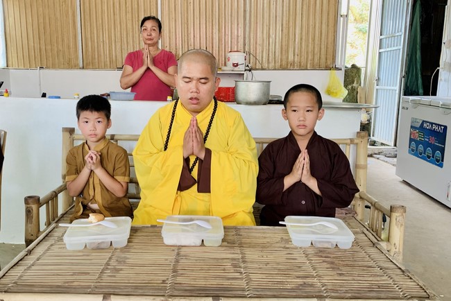 Offering to the rain-retreat schools of Dong Cao Pagoda, Thanh Hoa