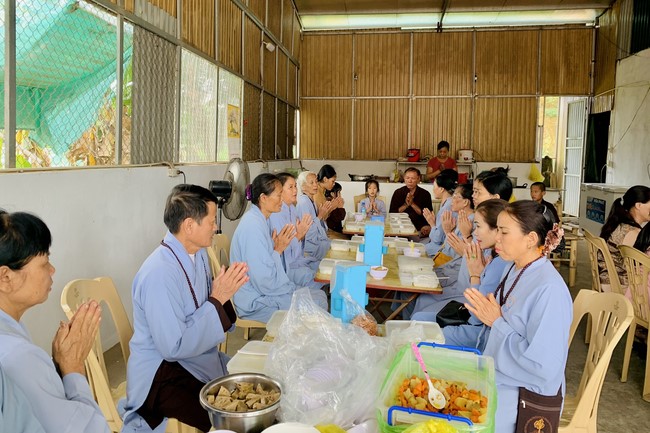 Offering to the rain-retreat schools of Dong Cao Pagoda, Thanh Hoa