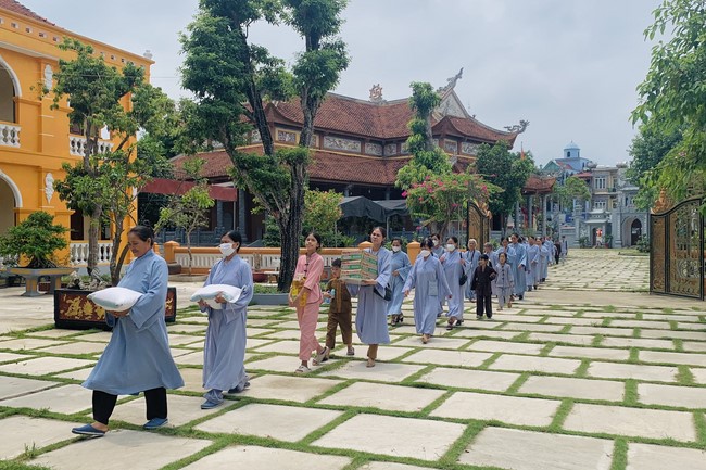 Offering to the rain-retreat schools of Dong Cao Pagoda, Thanh Hoa