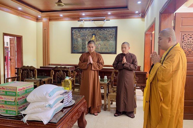 Offering to the rain-retreat schools of Dong Cao Pagoda, Thanh Hoa