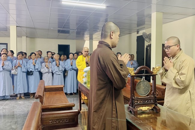 Offering to the rain-retreat schools of Dong Cao Pagoda, Thanh Hoa