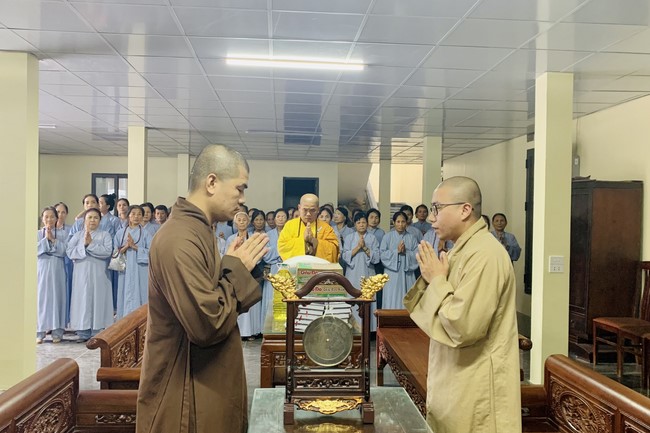 Offering to the rain-retreat schools of Dong Cao Pagoda, Thanh Hoa