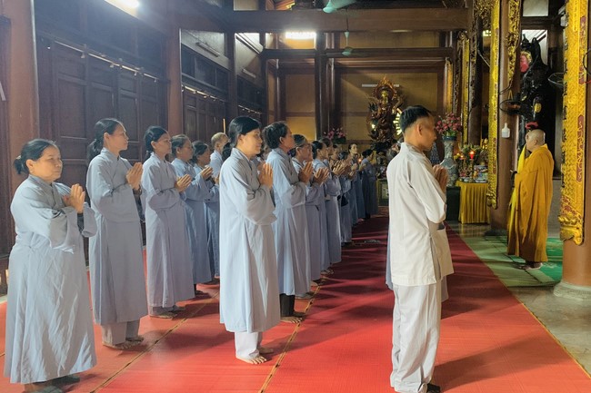 Offering to the rain-retreat schools of Dong Cao Pagoda, Thanh Hoa