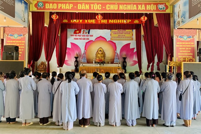 Offering to the rain-retreat schools of Dong Cao Pagoda, Thanh Hoa