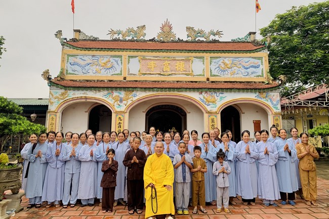 Offering to the rain-retreat schools of Dong Cao Pagoda, Thanh Hoa