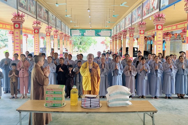 Offering to the rain-retreat schools of Dong Cao Pagoda, Thanh Hoa