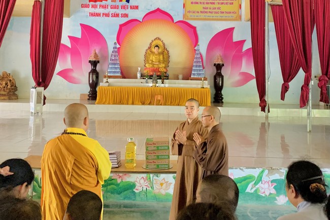 Offering to the rain-retreat schools of Dong Cao Pagoda, Thanh Hoa