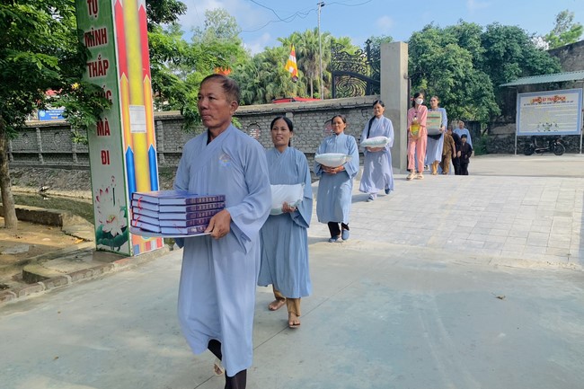 Offering to the rain-retreat schools of Dong Cao Pagoda, Thanh Hoa
