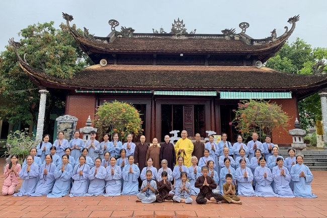 Offering to the rain-retreat schools of Dong Cao Pagoda, Thanh Hoa