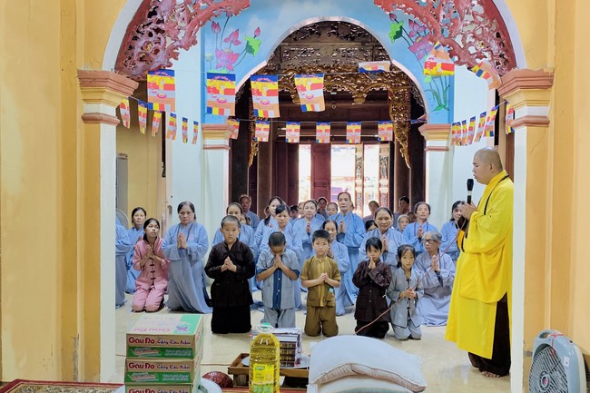 Offering to the rain-retreat schools of Dong Cao Pagoda, Thanh Hoa