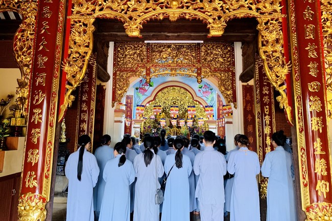 Offering to the rain-retreat schools of Dong Cao Pagoda, Thanh Hoa