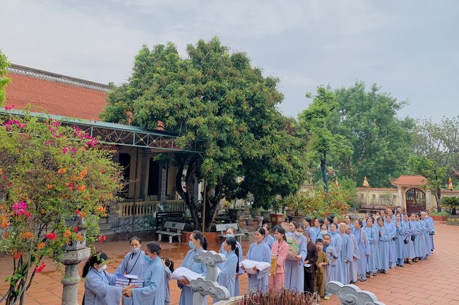 Offering to the rain-retreat schools of Dong Cao Pagoda, Thanh Hoa