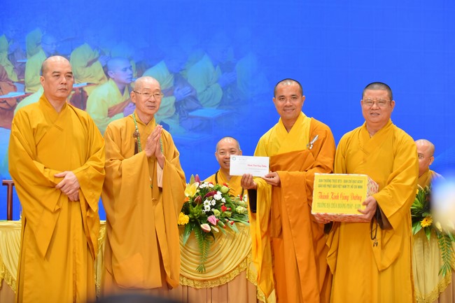 Permanent Director Board of Vietnam Buddhist Sangha visit Hoang Phap Pagoda